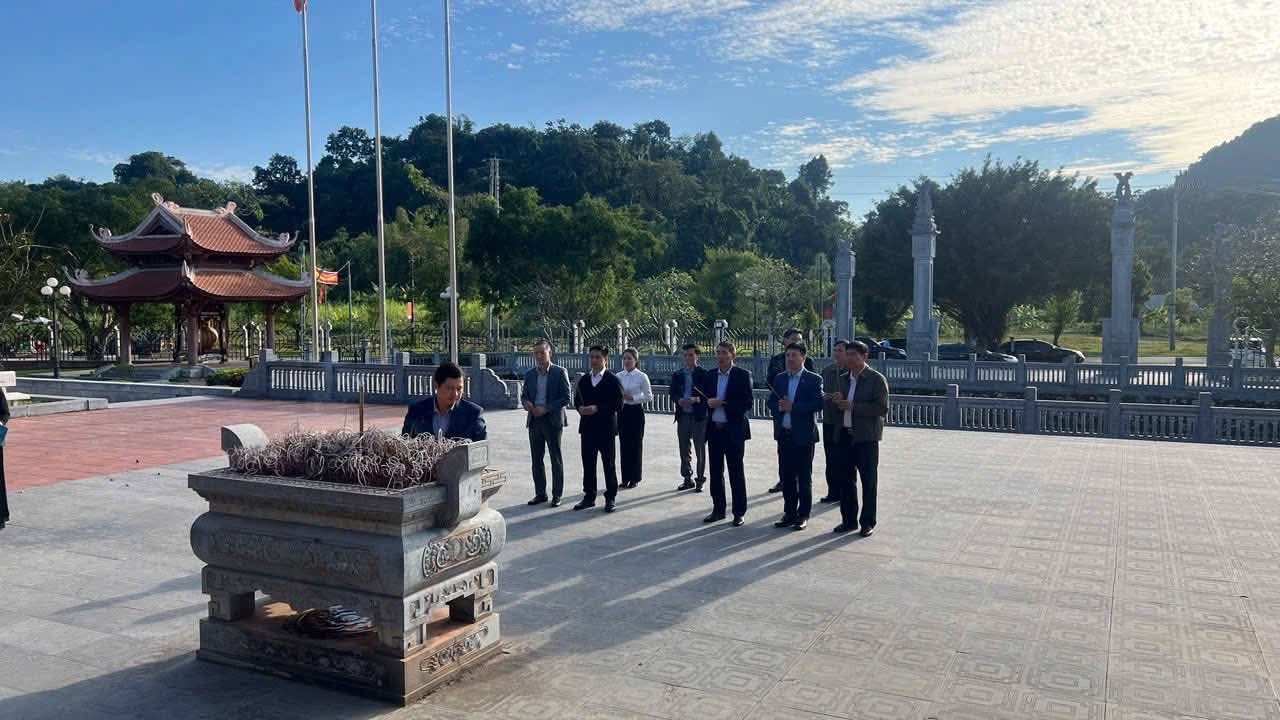 Đoàn đại biểu Thanh tra Chính phủ dâng hương tại Khu tưởng niệm các vị tiền bối Cách mạng